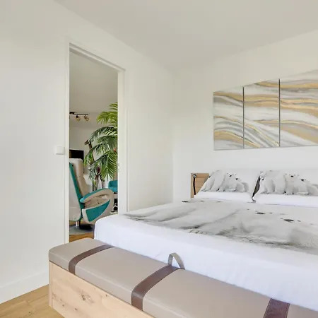Apartment Luxury 75m2 With Eiffel Tower View, Metro 1 Min, Parking Paris
