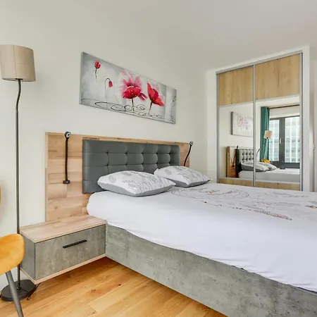 Apartment Luxury 75m2 With Eiffel Tower View, Metro 1 Min, Parking