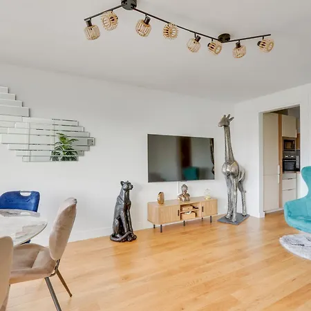 Luxury 75m2 With Eiffel Tower View, Metro 1 Min, Parking * Parigi